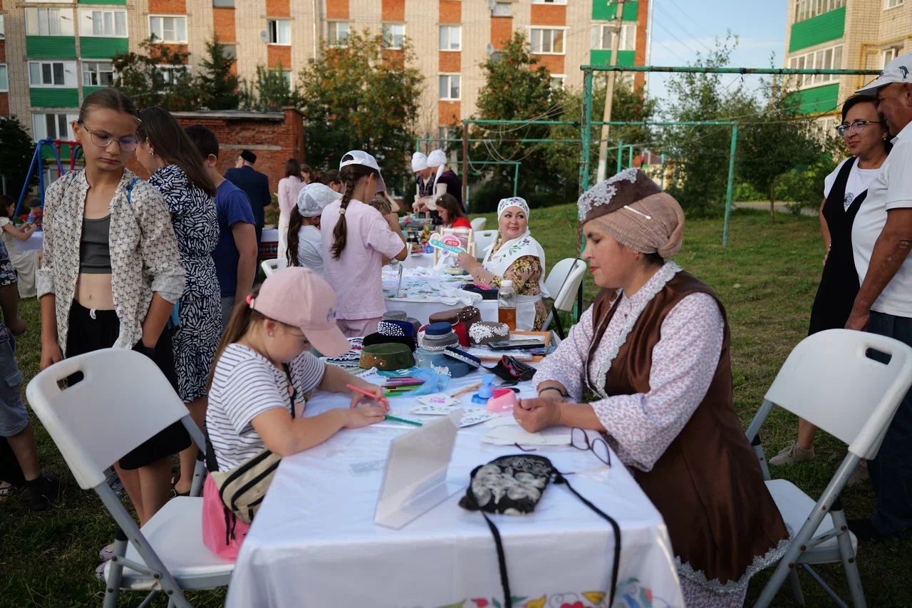 «Уйнагыз, гармуннар!»: во дворе на улице Гафиатуллина прошёл праздник музыки, традиций и добрососедства