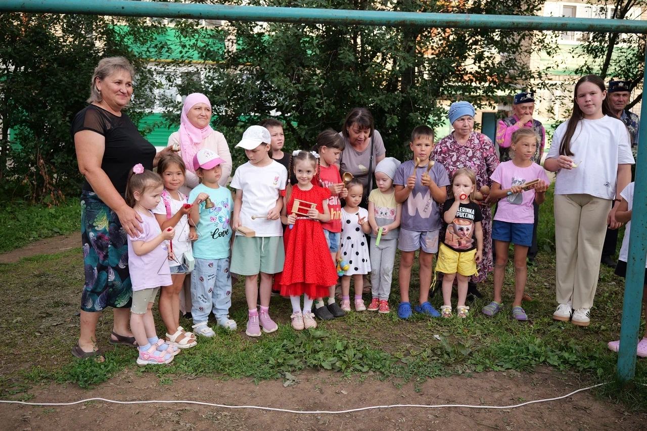 «Уйнагыз, гармуннар!»: во дворе на улице Гафиатуллина прошёл праздник музыки, традиций и добрососедства