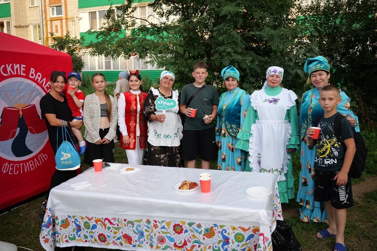 «Уйнагыз, гармуннар!»: во дворе на улице Гафиатуллина прошёл праздник музыки, традиций и добрососедства