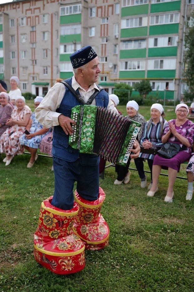 «Уйнагыз, гармуннар!»: во дворе на улице Гафиатуллина прошёл праздник музыки, традиций и добрососедства