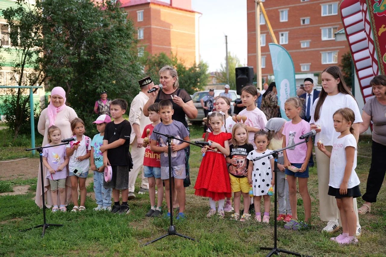«Уйнагыз, гармуннар!»: во дворе на улице Гафиатуллина прошёл праздник музыки, традиций и добрососедства