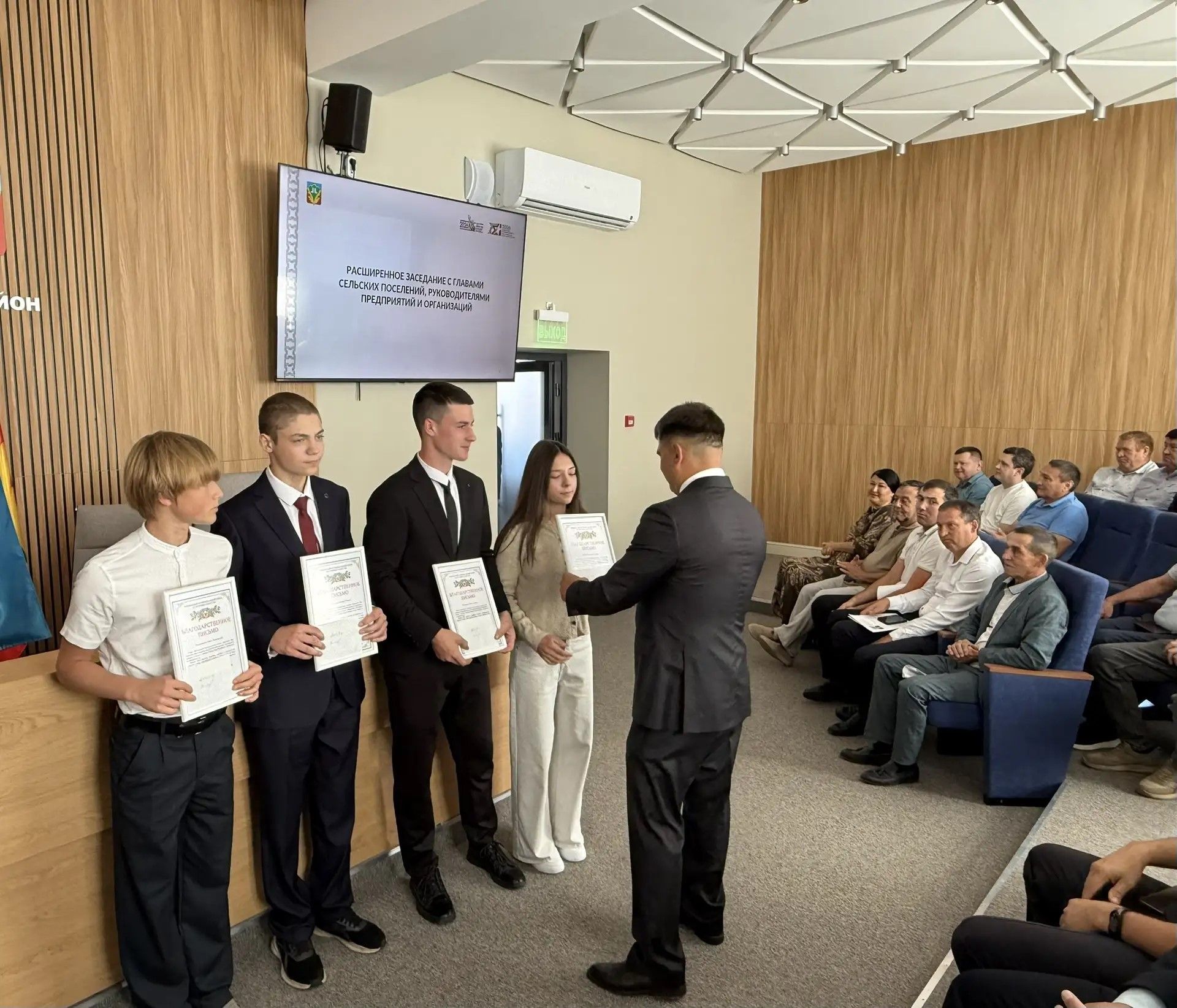 Жителей Кукморского района наградили на расширенном заседании