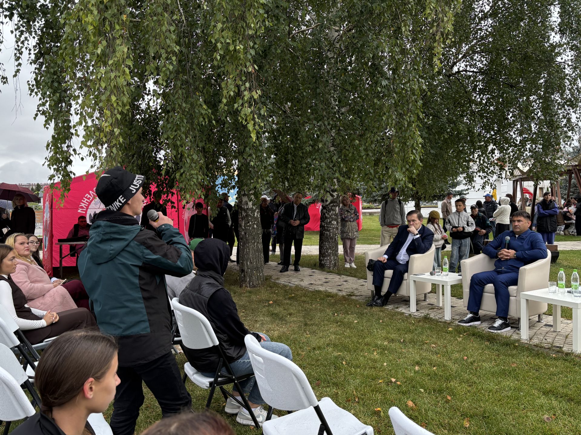 «Галстуксыз очрашу»: Кукмара районы яшьләре үзләрен борчыган сорауларны җитәкчеләргә җиткерде