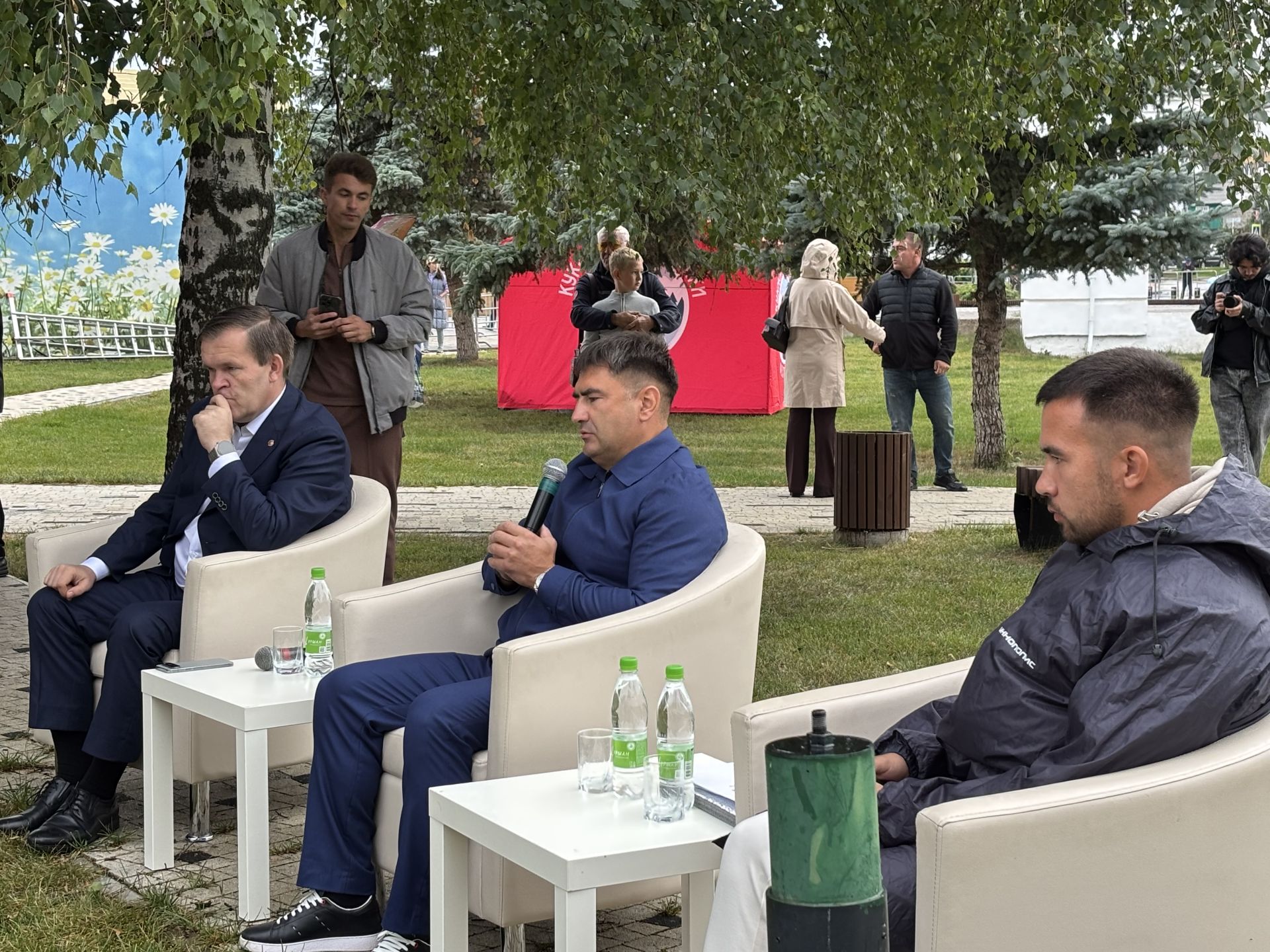 «Галстуксыз очрашу»: Кукмара районы яшьләре үзләрен борчыган сорауларны җитәкчеләргә җиткерде