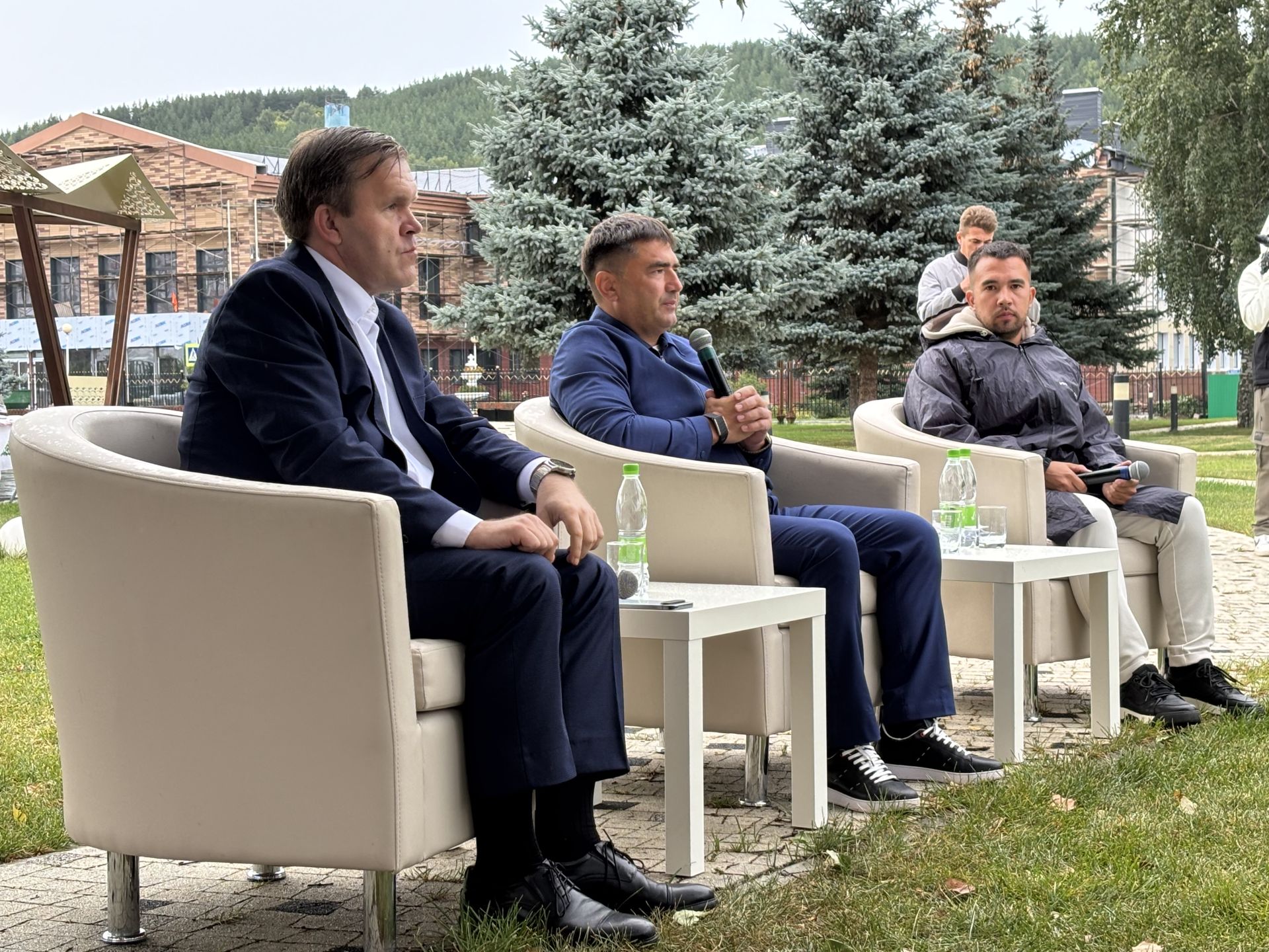 «Галстуксыз очрашу»: Кукмара районы яшьләре үзләрен борчыган сорауларны җитәкчеләргә җиткерде