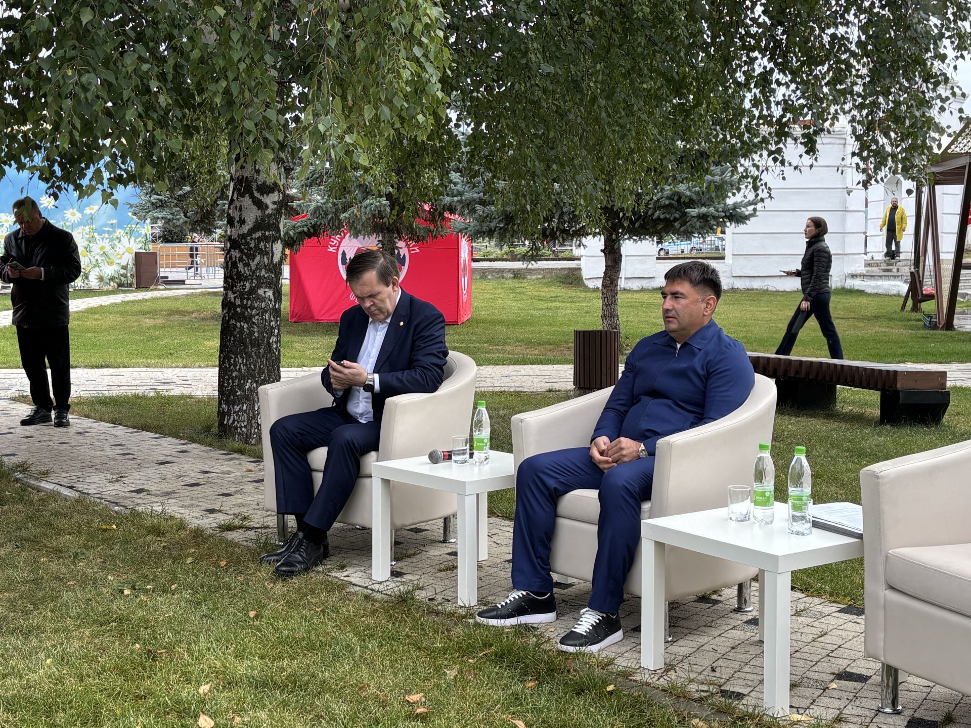 «Галстуксыз очрашу»: Кукмара районы яшьләре үзләрен борчыган сорауларны җитәкчеләргә җиткерде