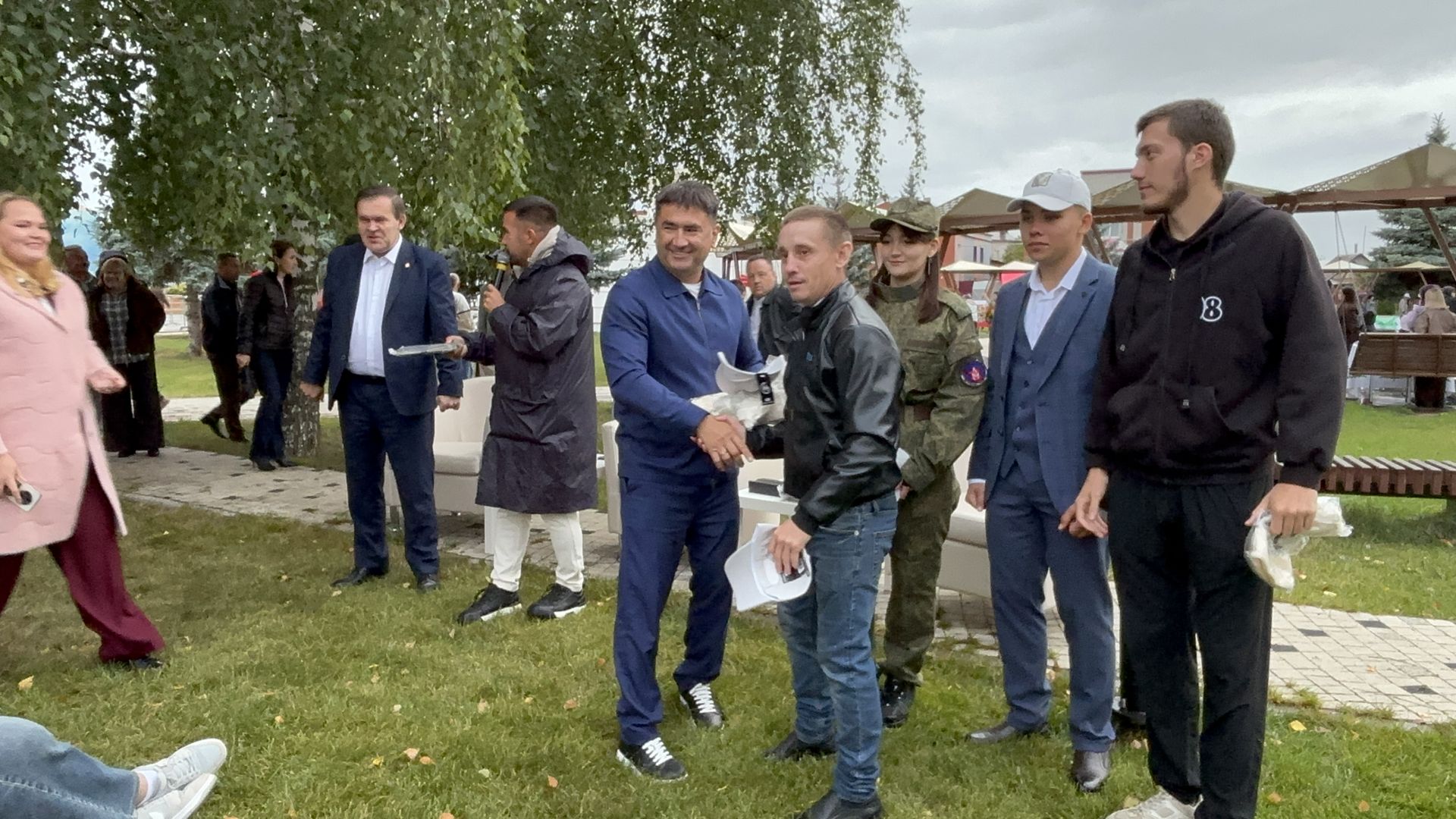 «Галстуксыз очрашу»: Кукмара районы яшьләре үзләрен борчыган сорауларны җитәкчеләргә җиткерде