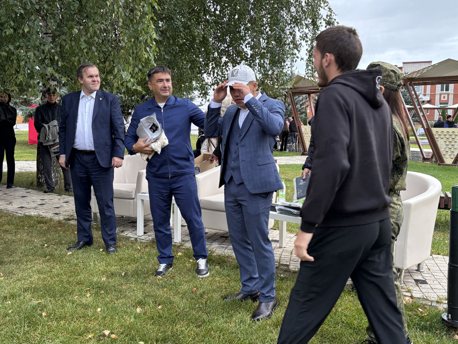 «Галстуксыз очрашу»: Кукмара районы яшьләре үзләрен борчыган сорауларны җитәкчеләргә җиткерде
