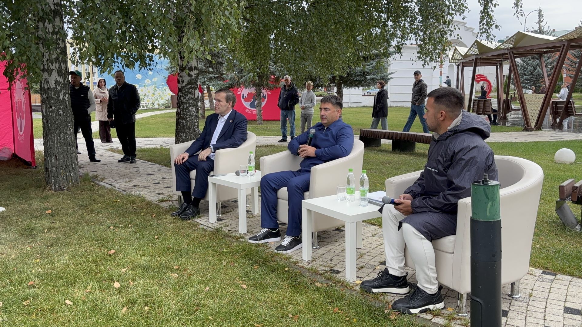 «Галстуксыз очрашу»: Кукмара районы яшьләре үзләрен борчыган сорауларны җитәкчеләргә җиткерде