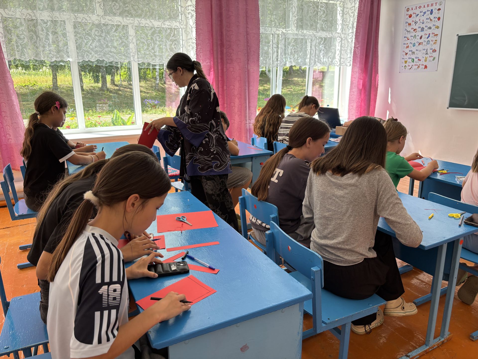 «Энҗе бөртекләре» телләр өйрәнә: Мәчкәрә лагеренда балалар чит телләр серләренә төшенә