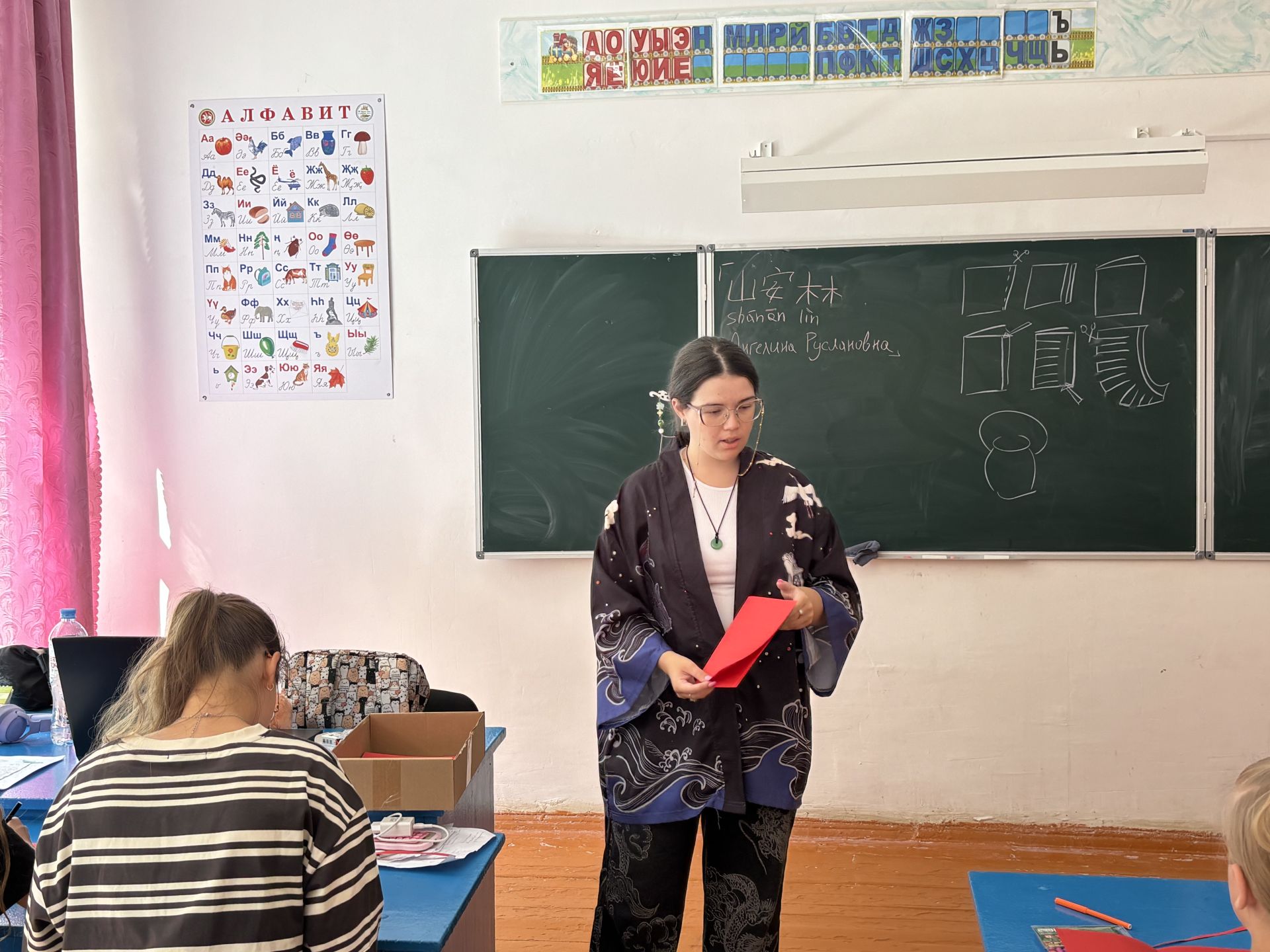 «Энҗе бөртекләре» телләр өйрәнә: Мәчкәрә лагеренда балалар чит телләр серләренә төшенә