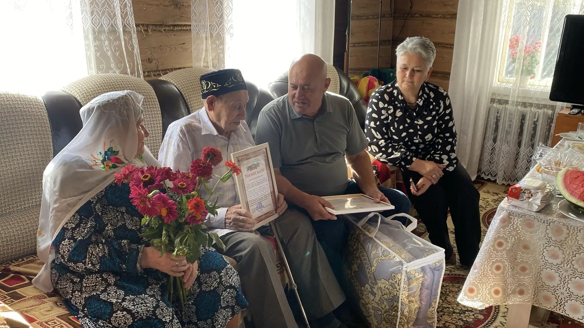 Үрнәк гаилә: Олыязда яшәүче Хәниф Гобәйдуллин 90 яшен билгеләп үтте