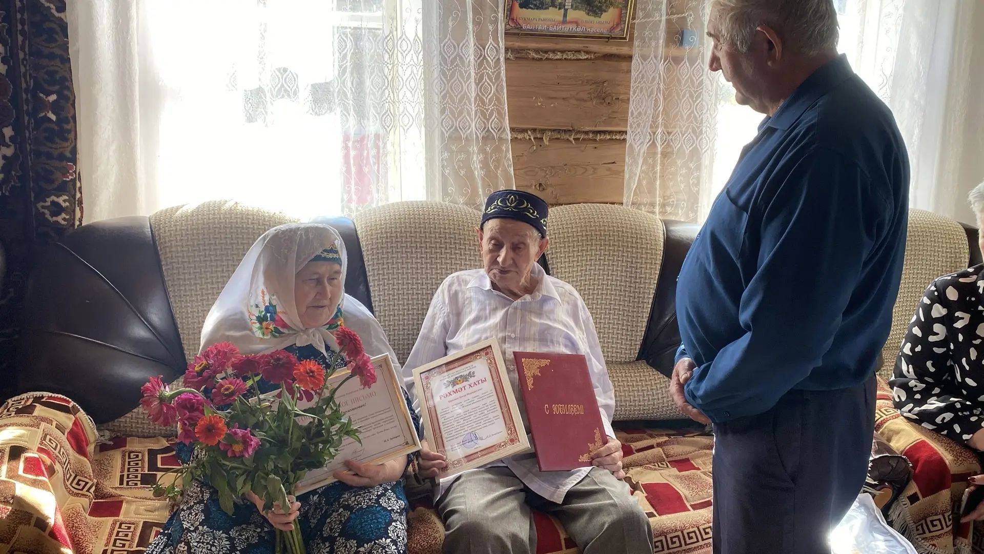 Үрнәк гаилә: Олыязда яшәүче Хәниф Гобәйдуллин 90 яшен билгеләп үтте