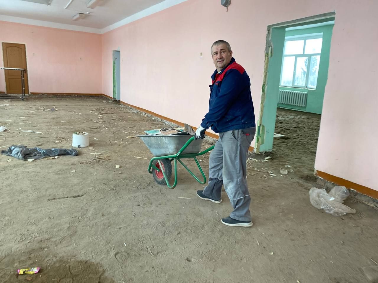 Сергей Димитриев Кукмара районындагы объектларда алып барылучы ремонт эшләренең барышы белән танышты