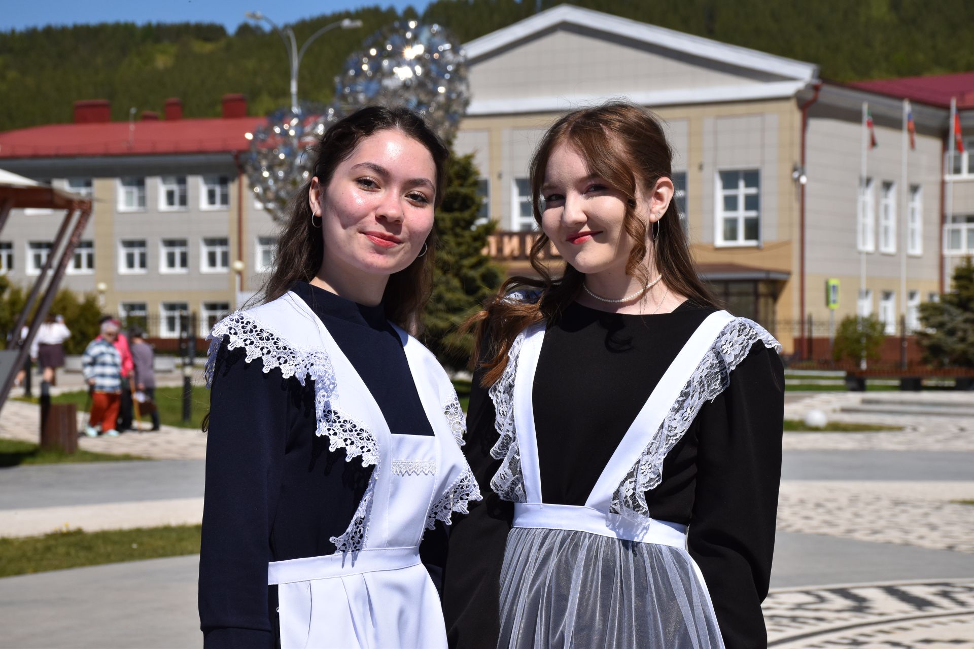 В Кукморе выпускники станцевали вальс