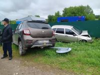 Кукмара районында җиңел машина йөртүче туктап торган автомобильгә бәрелгән
