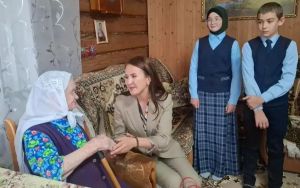 Кукмара районында яшәүче 102 яшьлек Фәһимә Зәйнәгыеваны Өлкәннәр көне белән котладылар