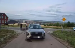 Манзараста электроскутер йөртүче бала чит ил автомобиленә бәрелгән