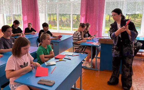 «Энҗе бөртекләре» телләр өйрәнә: Мәчкәрә лагеренда балалар чит телләр серләренә төшенә
