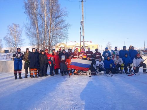 В Нижнем Куморе сыграли в хоккей в честь участников СВО