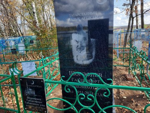 В селе Яныль актеры театра Галиаскара Камала почтили память ушедших коллег