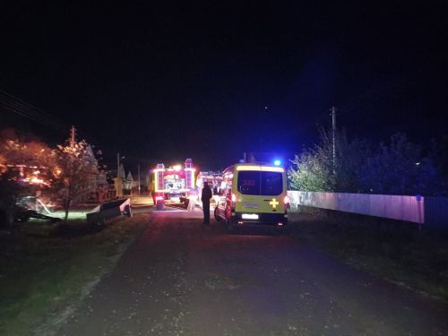 В Кукморе пожар уничтожил  хозяйственные постройки:  гараж и сарай