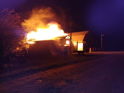В Кукморе пожар уничтожил  хозяйственные постройки:  гараж и сарай