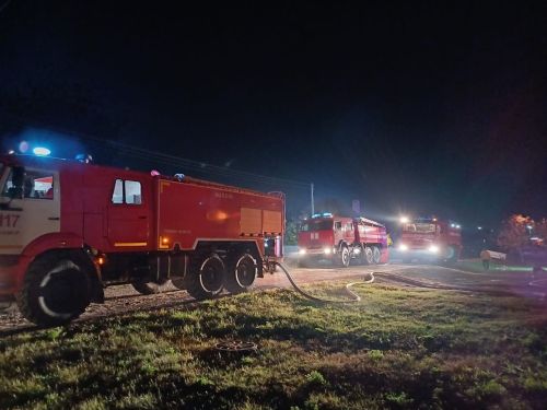 В Кукморе пожар уничтожил  хозяйственные постройки:  гараж и сарай