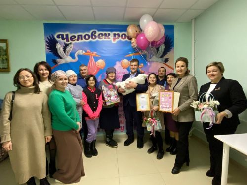 В Кукморском роддоме прошла торжественная выписка новорожденного