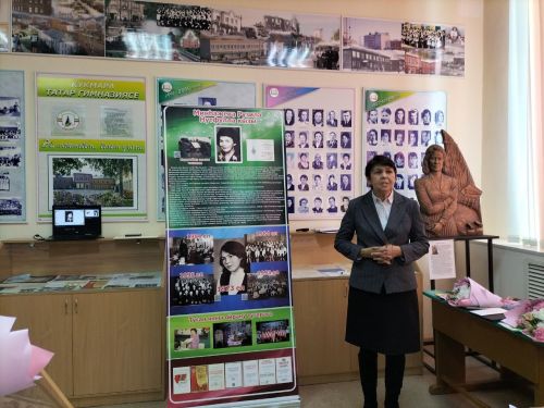 Кукмараның Чыңгыз Айтматов исемендәге гимназиясендә үрнәк укытучы Рузилә Минһаҗева истәлегенә  күчерелмә стенд ачылды