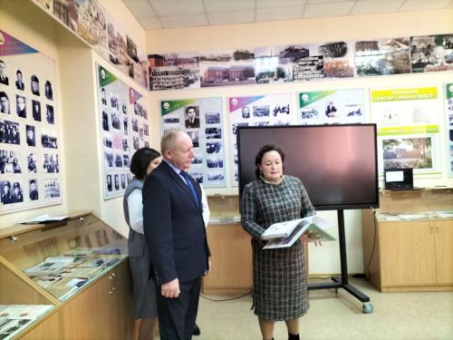 Кукмараның Чыңгыз Айтматов исемендәге гимназиясендә үрнәк укытучы Рузилә Минһаҗева истәлегенә  күчерелмә стенд ачылды