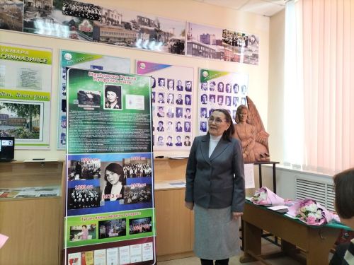 Кукмараның Чыңгыз Айтматов исемендәге гимназиясендә үрнәк укытучы Рузилә Минһаҗева истәлегенә  күчерелмә стенд ачылды