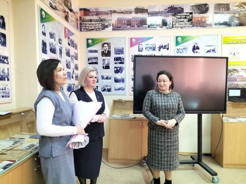 Кукмараның Чыңгыз Айтматов исемендәге гимназиясендә үрнәк укытучы Рузилә Минһаҗева истәлегенә  күчерелмә стенд ачылды