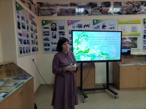 Кукмараның Чыңгыз Айтматов исемендәге гимназиясендә үрнәк укытучы Рузилә Минһаҗева истәлегенә  күчерелмә стенд ачылды