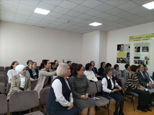 Кукмараның Чыңгыз Айтматов исемендәге гимназиясендә үрнәк укытучы Рузилә Минһаҗева истәлегенә  күчерелмә стенд ачылды