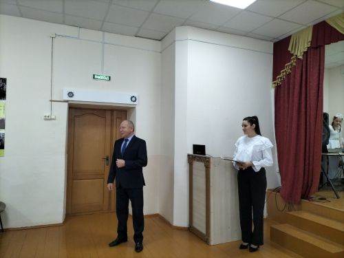 Кукмараның Чыңгыз Айтматов исемендәге гимназиясендә үрнәк укытучы Рузилә Минһаҗева истәлегенә  күчерелмә стенд ачылды