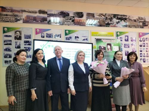 Кукмараның Чыңгыз Айтматов исемендәге гимназиясендә үрнәк укытучы Рузилә Минһаҗева истәлегенә  күчерелмә стенд ачылды