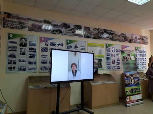 Кукмараның Чыңгыз Айтматов исемендәге гимназиясендә үрнәк укытучы Рузилә Минһаҗева истәлегенә  күчерелмә стенд ачылды