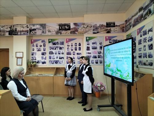 Кукмараның Чыңгыз Айтматов исемендәге гимназиясендә үрнәк укытучы Рузилә Минһаҗева истәлегенә  күчерелмә стенд ачылды