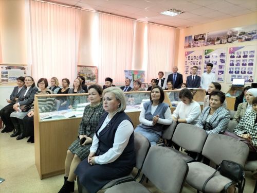 Кукмараның Чыңгыз Айтматов исемендәге гимназиясендә үрнәк укытучы Рузилә Минһаҗева истәлегенә  күчерелмә стенд ачылды