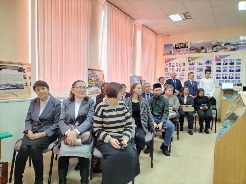 Кукмараның Чыңгыз Айтматов исемендәге гимназиясендә үрнәк укытучы Рузилә Минһаҗева истәлегенә  күчерелмә стенд ачылды