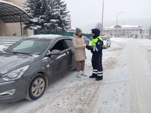 В Кукморе автоинспекторы поздравили водителей с наступающим Новым годом и напомнили о ПДД