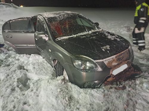 Кукмара районында җиңел автомобиль трассадан юл читенә төшкән, 12 яшьлек кыз зыян күргән