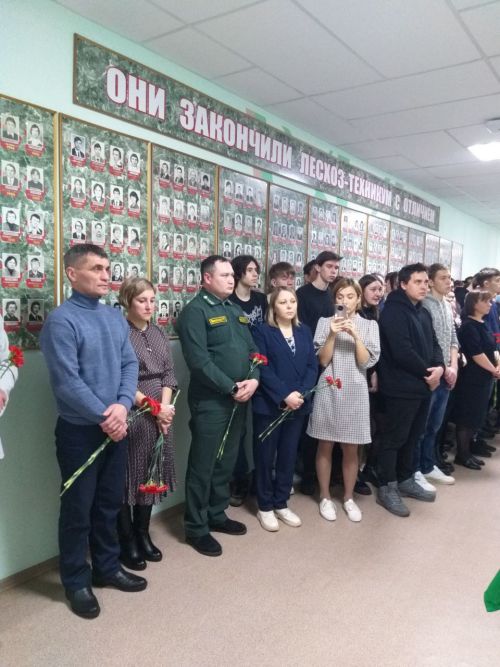 В Лубянском лесотехническом колледже установили мемориальную доску памяти Руслана Садыкова