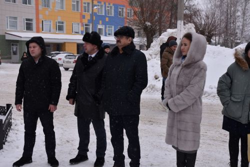В Кукморе открыли стелу медработникам
