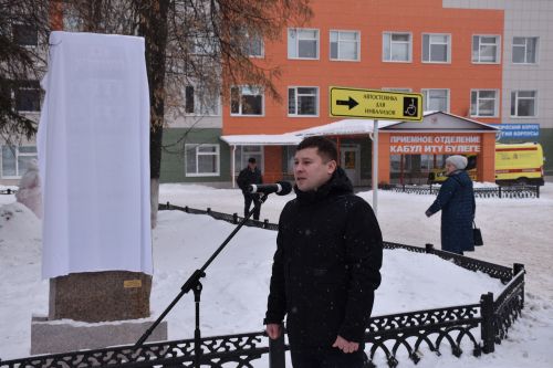 В Кукморе открыли стелу медработникам