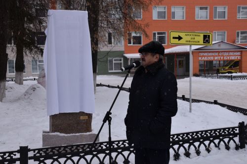 В Кукморе открыли стелу медработникам