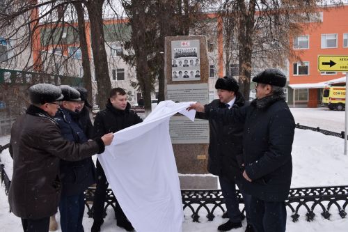 В Кукморе открыли стелу медработникам