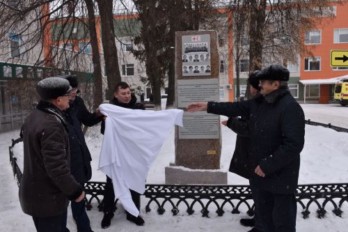 В Кукморе открыли стелу медработникам