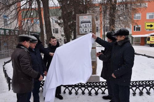 В Кукморе открыли стелу медработникам